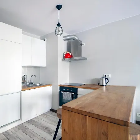 Metro Wilanowska Aparts Varšava