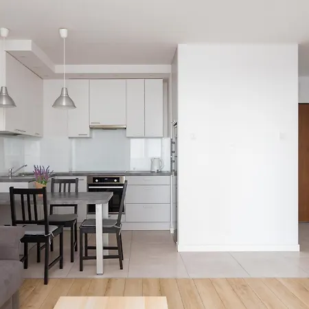 Metro Wilanowska Aparts Varšava